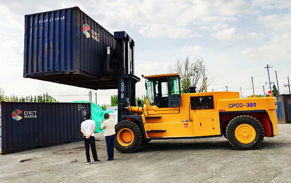 NEOlift heavy duty diesel counterbalance forklifts in port