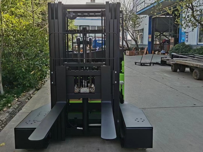 سيتم تسليم وحدة NEOforklift 1 من 4 رافعة شوكية اتجاهية إلى العميل.