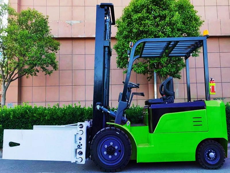 سيتم إرسال وحدة واحدة من الرافعة الشوكية ببطارية الليثيوم ذات المشبك NEOforklift إلى العميل قريبًا.